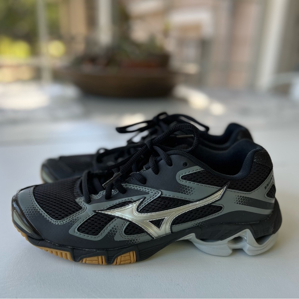 Mizuno Wave Bolt 5 women’s size 7.5